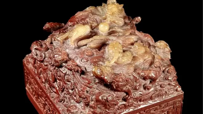 ہتھیلی کے سائز کی یہ مہر سرخ و سفید ابرق نما معدنی پتھّر کی بنی ہے