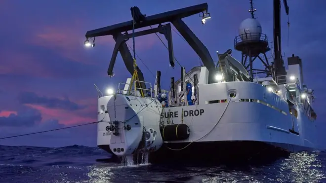 Након што је оборен рекорд, подморница је извучена на површину