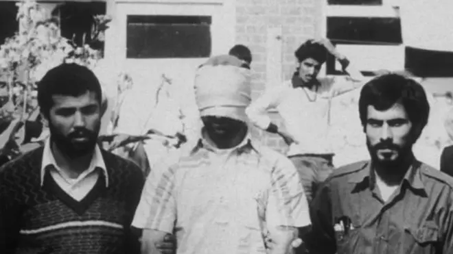 ایرانی طلبہ ایک امریکی یرغمالی کو آنکھوں پر پٹیاں باندھ کر گھما رہے ہیں