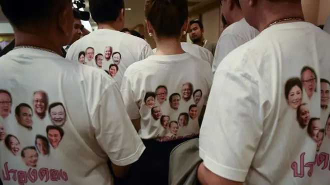 กองเชียร์ของพรรคเพื่อชาติไทย ซึ่งก่อตั้งโดยภรรยาของอดีตหัวหน้าคณะรัฐประหารปี 2534 พร้อมใจสวมเสื้อ "ปรองดอง" เป็นรูปใบหน้านักการเมืองที่เป็นคู่ขัดแย้งกันในรอบ 13 ปี มายื่นขอจดแจ้งพรรคการเมือง เมื่อ 2 มี.ค.