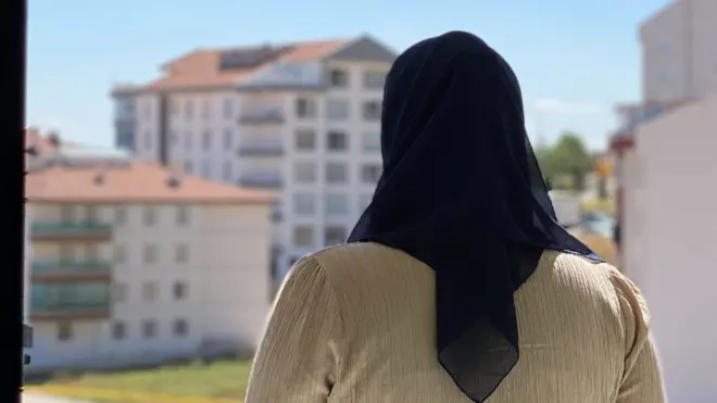 زنی به بیرون نگاه می کند