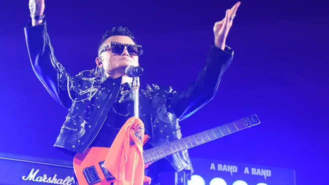 馬雲身穿搖滾樂手裝扮亮相阿里巴巴20週年紀念晚會(中新社圖片10/9/2019)