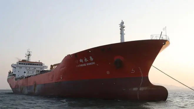 Lighthouse Winmore yang berbendera Hong Kong disewa oleh sebuah perusahaan Taiwan saat memindahkan muatan minyak ke kapal Korea Utara.