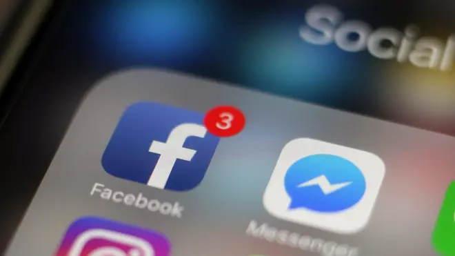 تطبيق فيسبوك على هاتف محمول