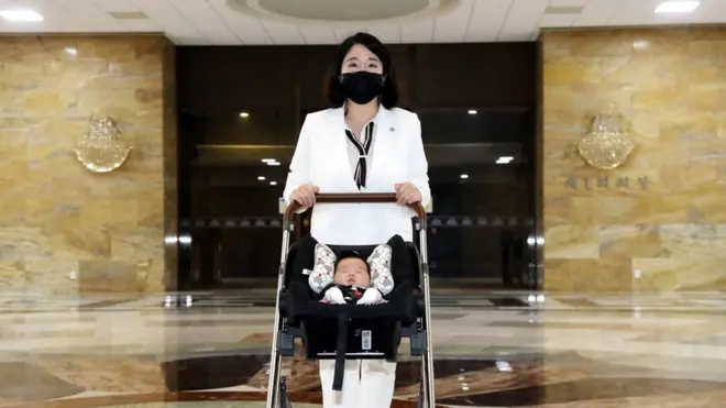 용혜인 의원이 아들과 함께 서울 여의도 국회 본회의장 앞을 지나고 있다