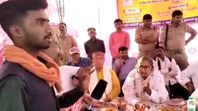 स्थानीय पत्रकार संजय राणा ने उत्तर प्रदेश सरकार में राज्यमंत्री गुलाब देबी से गांव के विकास को लेकर सवाल पूछा था