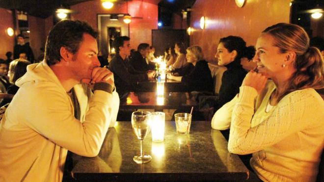 Hai người độc thân tại một bữa tiệc 'nhìn vào mắt nhau' ở một hộp đêm tại Manhattan, New York. Ảnh chụp hồi 2006.