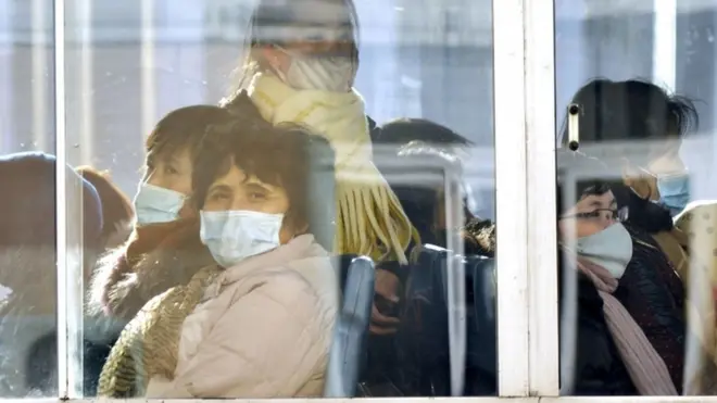 평양 주민들이 마스크를 쓴 채 버스를 타고 이동하고 있다