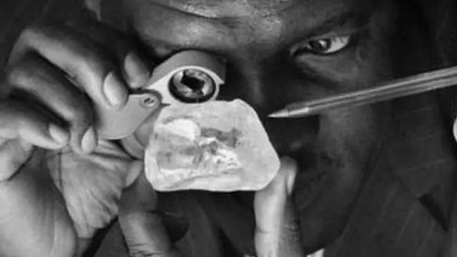 हीरा जांचते विशेषज्ञ