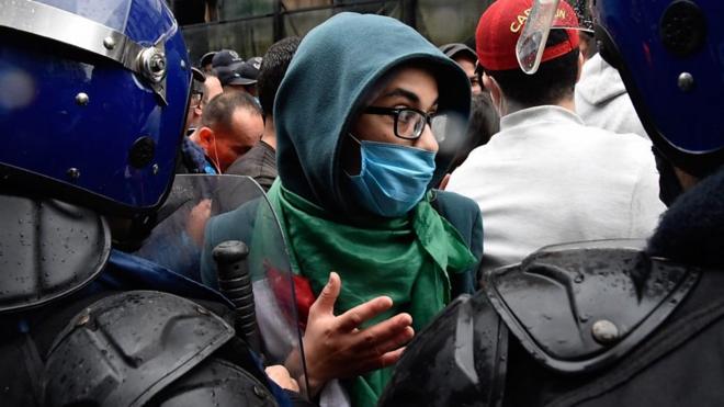 لماذا يستمر اعتقال متظاهرين في الجزائر؟