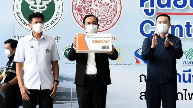 นายกรัฐมนตรีตรวจเยี่ยมศูนย์วัคซีนกลางบางซื่อ ณ สถานีกลางบางซื่อ ในวันคิกออฟฉีดวัคซีนทั้งประเทศ (7 มิ.ย.)