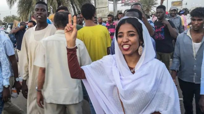 سوڈان کی آلہ صالح مظاہرین کی نمائندگی کر رہی ہیں