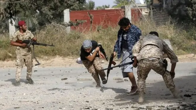 Igisirikare c'igihugu kiriko gitana mu mitwe n'ingabo za Jenerali Haftar mu bumanuko bwa Tripoli