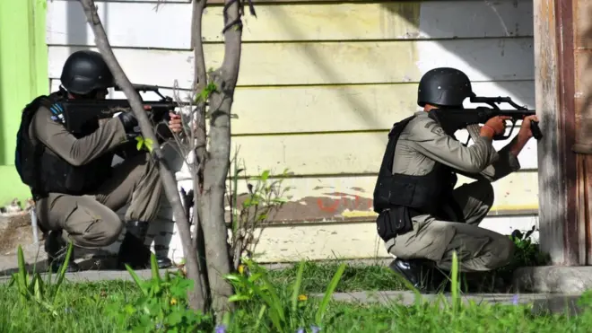 Operasi keamanan menewaskan Santoso alias Abu Wardah. Pengganti Santoso, M. Basri, ditangkap.