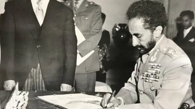 መስከረም 1952፡ ንጉስ ሃይለስላሴ ንሓድሽ ፈደራላዊ ቅዋም ኤርትራ ንኽጸድቕ እናፈረሙ- ኤርትራ ምስ ኢትዮጵያ ዝተጸንበረትሉ እዋን -