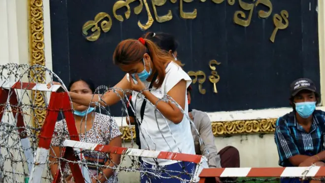 အောက်တိုဘာ ၁၈ ရက် နေ့က လွတ်ငြိမ်းသက်သာ အမိန့် ထုတ်ပြန်ကြေငြာလိုက်ပြီးနောက် ရန်ကုန်မြို့ အင်းစိန်ထောင်ရှေ့တွင် လာရောက်စောင့်ကြိုသူ တစ်ဦး