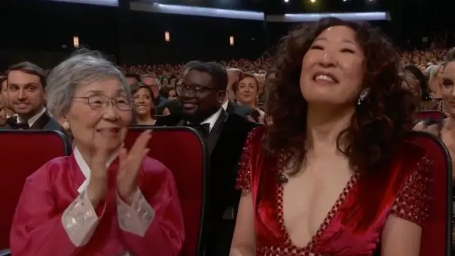 배우 샌드라 오의 어머니가 딸을 응원하기 위해 2018 에미상 시상식에 한복을 입고 등장했다