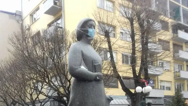 Maska kao simbol i korona virusa i zagađenja vazduha, koje je doskoro mučilo Valjevce (na slici: spomenik pesnikinji Desanki Maksimović u centru grada)