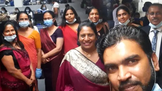 තානාපතිනිය සිය නිලධාරීන් සහ යානයේ කාර්ය මණ්ඩලය සමඟ