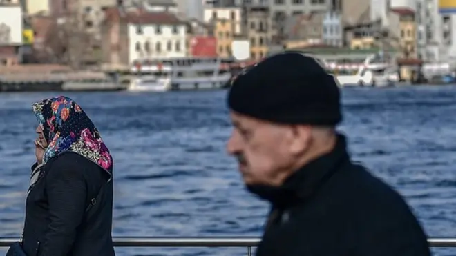 رجل وامرأة قرب البحر