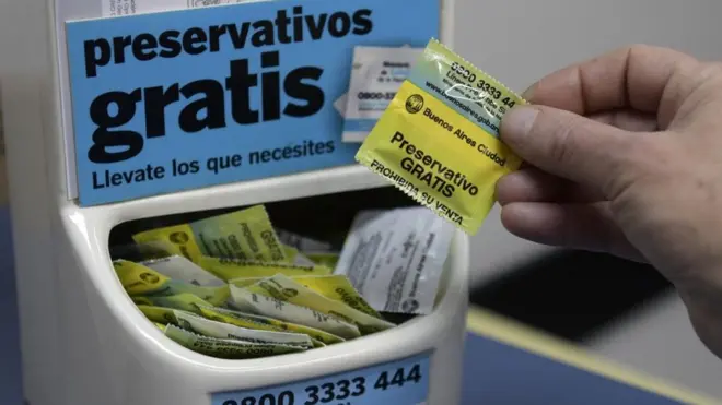 Un distributeur offre des préservatifs gratuits à l'Institut de recherche biomédicale sur les rétrovirus et le sida