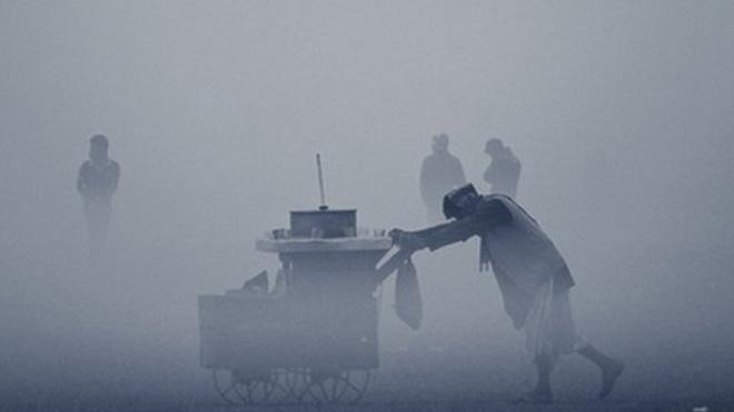 Pessoas andandoroleta madeiralugar poluído