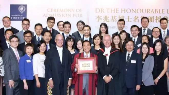 李兆基(中)接受榮譽博士學位(圖片來源:牛津大學)