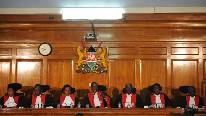 Le président Maraga entouré des six autres juges de la Cour suprême kenyane.