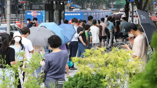 11일 서울 송파구 보건소에 마련된 선별진료소를 찾은 시민들이 길게 줄을 서 차례를 기다리고 있다