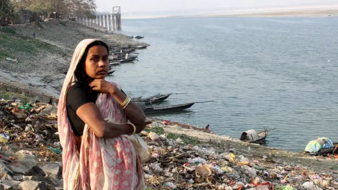 गंगा के तट पर खड़ी एक महिला