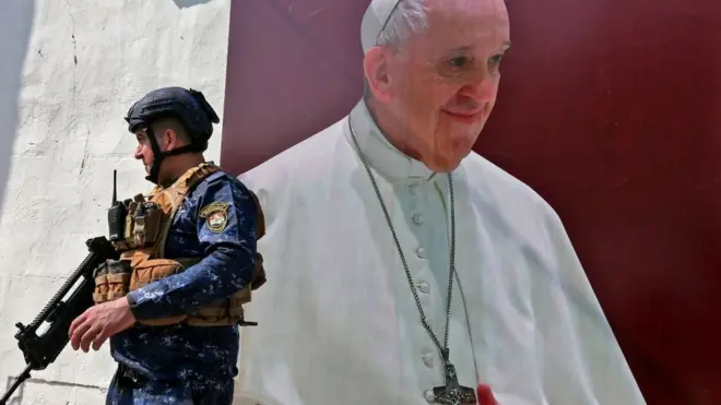 استعدادات أمنية لزيارة البابا فرنسيس قرب كنيسة سيدة النجاة في حي الكرادة في بغداد - فبراير 2021