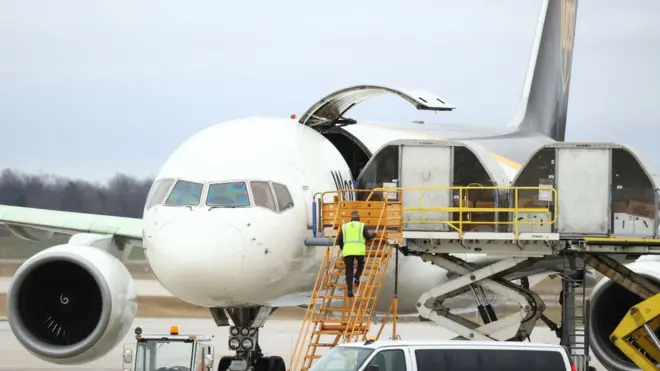 Самолет с грузом вакцин