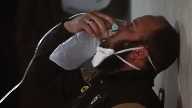 เหตุโจมตีด้วยสารเคมีซึ่งอาจเป็นก๊าซพิษซาริน ทำให้มีผู้เสียชีวิตและบาดเจ็บจำนวนมาก