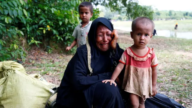 Seorang perempuan Rohingya yang mengungsi ke perbatasan Bangladesh menangis karena ditolak masuk.