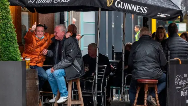irlanda'da bir pub'da oturanlar