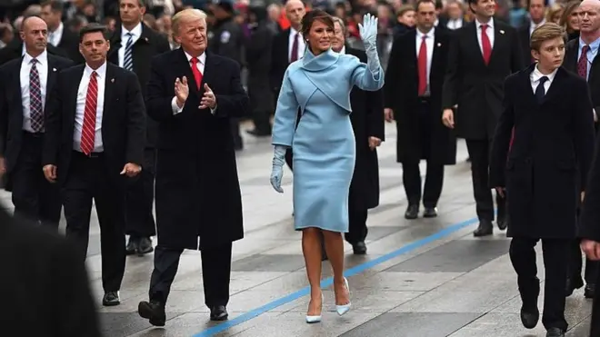 Hàng ngàn người chào đón Tổng thống Trump và Đệ nhất phu nhân trên đại lộ Pennsylvania