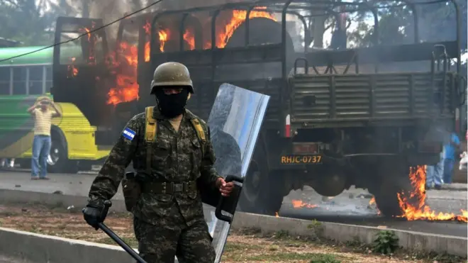 Un camión de policías fue incendiado por los manifestantes.