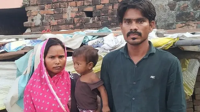 संतोष साहनी अपनी पत्नी और बच्चे के साथ