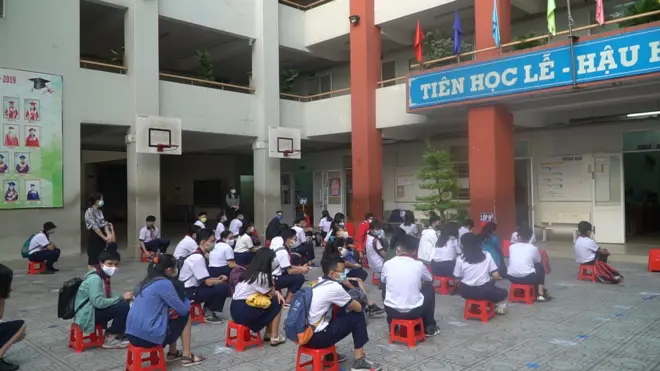 Học sinh trường THCS Huỳnh Khương Ninh chờ vào lớp trong khung cảnh giãn cách xã hội hôm 4/5