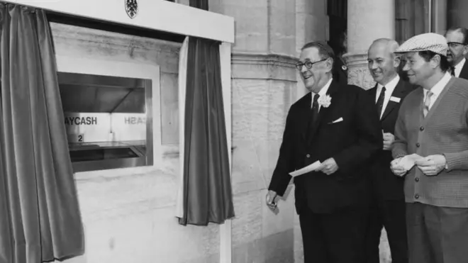 Peresmian ATM pertama di Inggris diramaikan dengan para selebriti yang mengamil uang tunai.