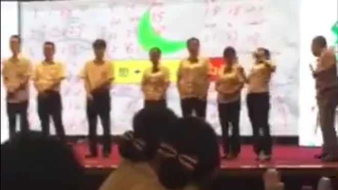 La expresión de la mujer en el extremo derecho muestra claramente signos de dolor.