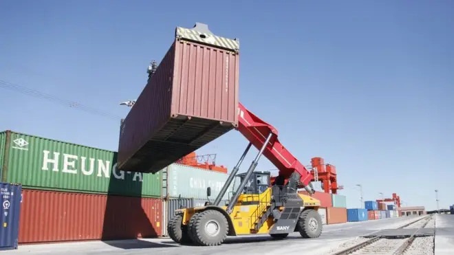 تسعى الولايات المتحدة إلى تقليص حجم العجز التجاري مقابل الصين من خلال إجراءات حمائية مثل التعريفة الجمركية