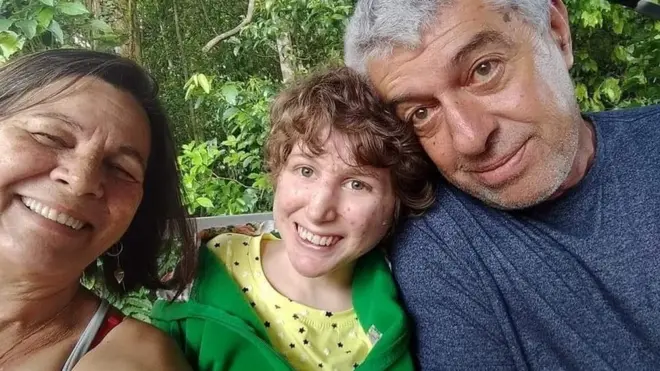 Carola junto com os pais: rotina da família era totalmente adaptada aos cuidados da filha mais velha