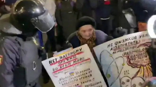 Idosa detida ao protestar contra guerra na Ucrânia