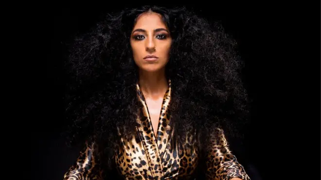 صورة لشيران أبراهام في ألبومها بعنوان " زهرية".