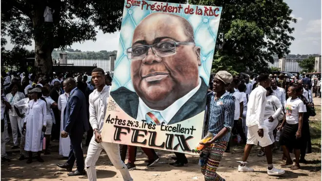Les partisans de Felix Tshisekedi tiennent son portrait lors de son inauguration présidentielle le 24 janvier 2018 à Kinshasa.