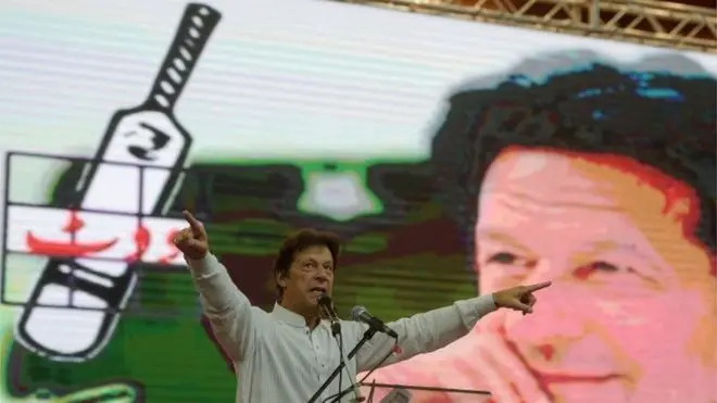 عمران خان در سال 1992 کاپیتانی تیم کریکت پاکستان را برعهده داشت