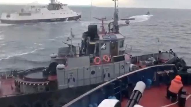 На кадрах слышен звук удара и команды капитана российского корабля.