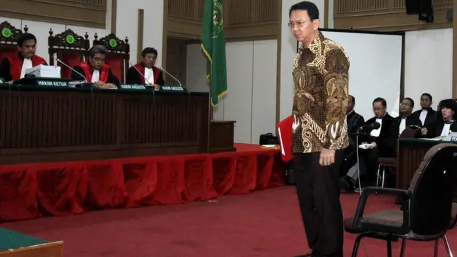 Ahok dalam sidang ke-enam, yang juga mendengarkan keterangan sejumlah saksi.