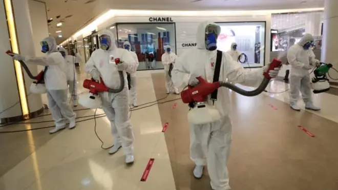 ศูนย์การค้าสยามพารากอนจัดเจ้าหน้าที่พ่นน้ำยาฆ่าเชื้อภายในห้าง เพื่อเตรียมพร้อมการกลับมาเปิดดำเนินการหลังจาก ศบค.มีมติให้ผ่อนปรนมาตรการควบคุมโรคโควิด-19 ระยะที่ 2